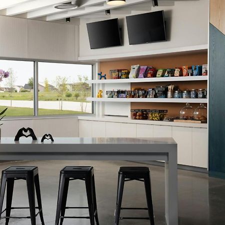 Aloft Waukee Hotel Exterior photo