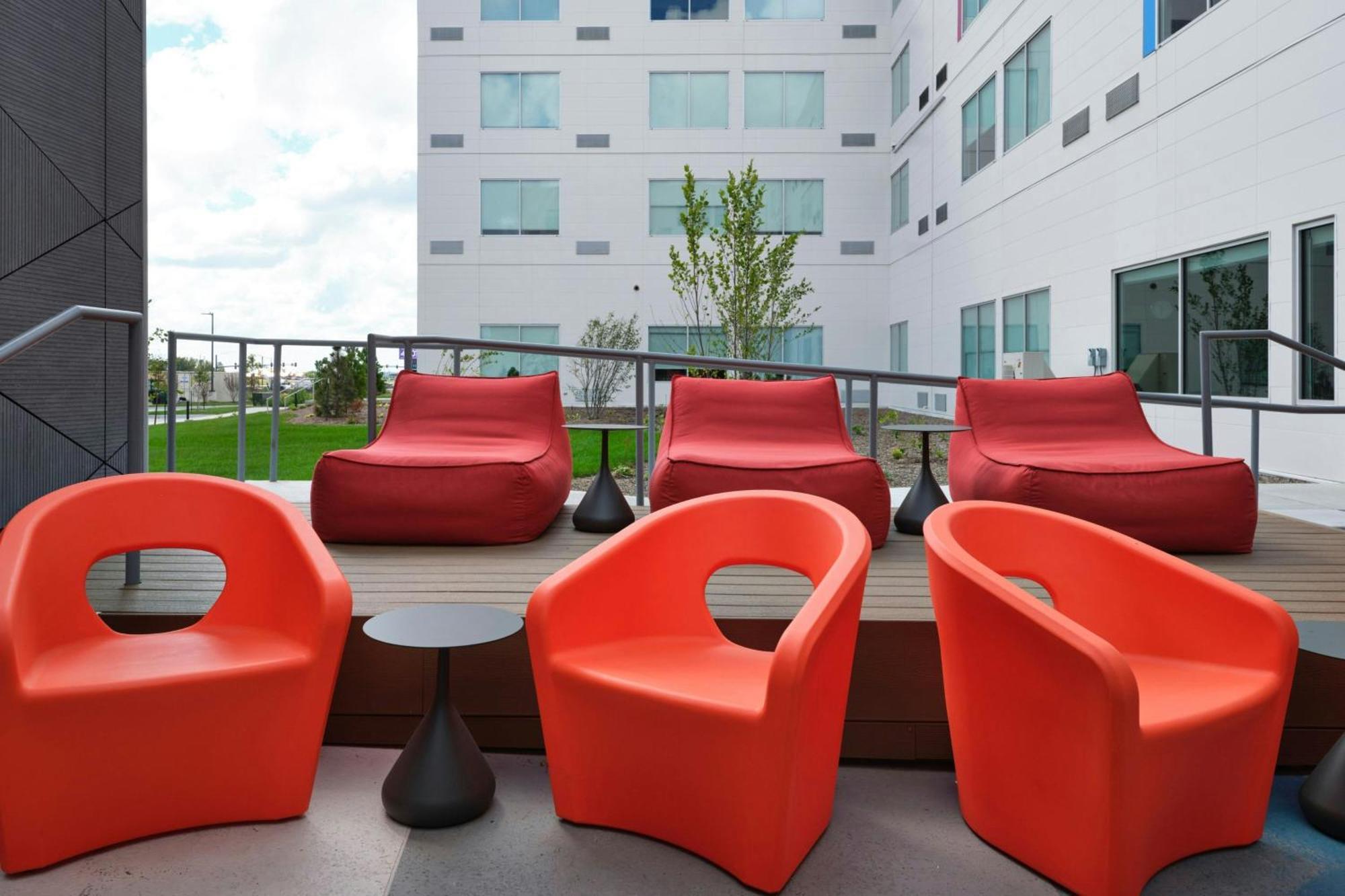 Aloft Waukee Hotel Exterior photo
