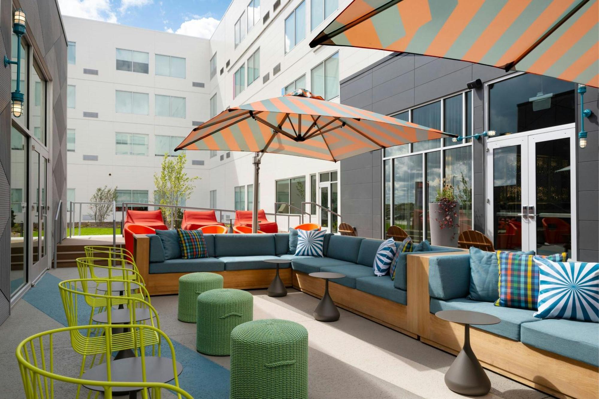 Aloft Waukee Hotel Exterior photo